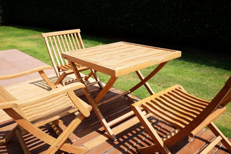 Le choix de l'essence d&eacute;termine la r&eacute;sistance d'un mobilier de jardin en bois &agrave; Laxou